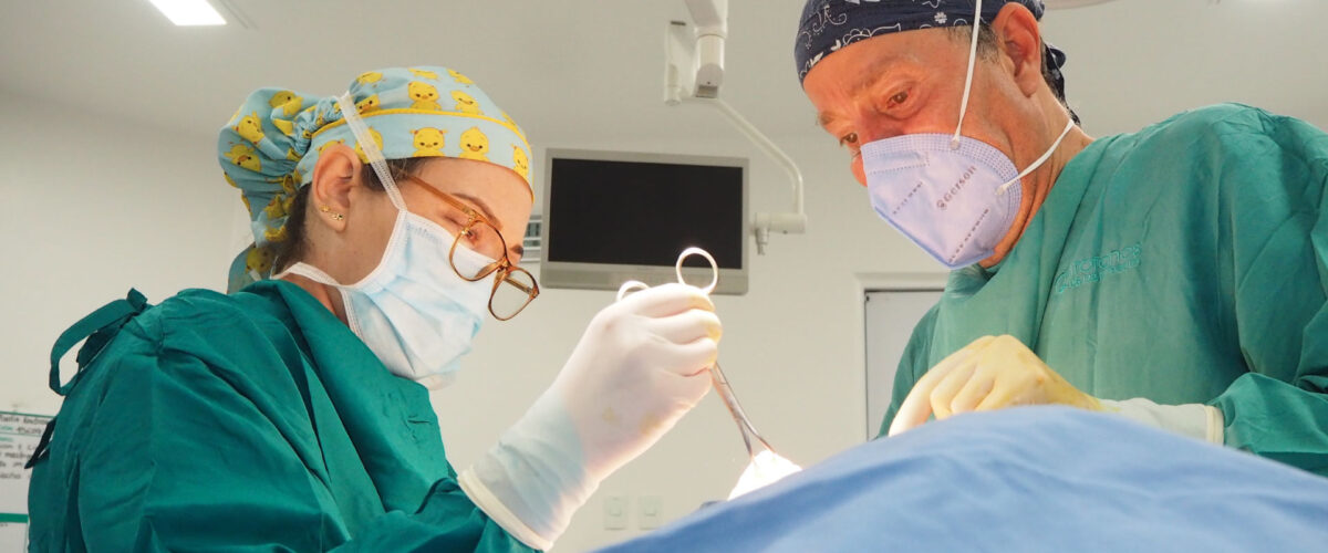 Dr. Luis Guillermo Tobón en Cirugía: Precisión, Técnica y Experiencia en Medellín El Dr. Luis Guillermo Tobón durante una cirugía plástica en Medellín