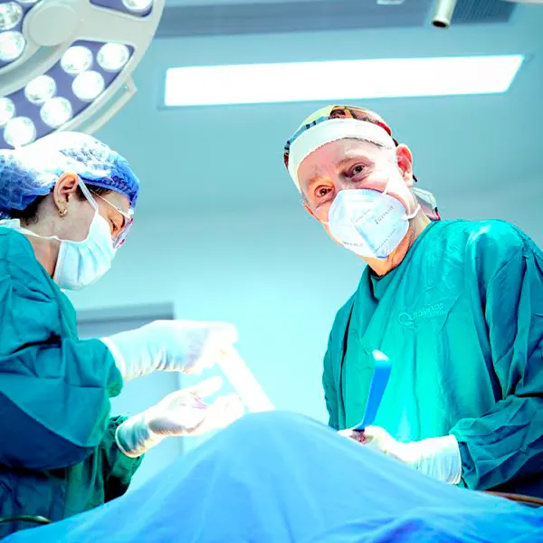 Img-cirujano-plastico-en-medellin-Dr-2