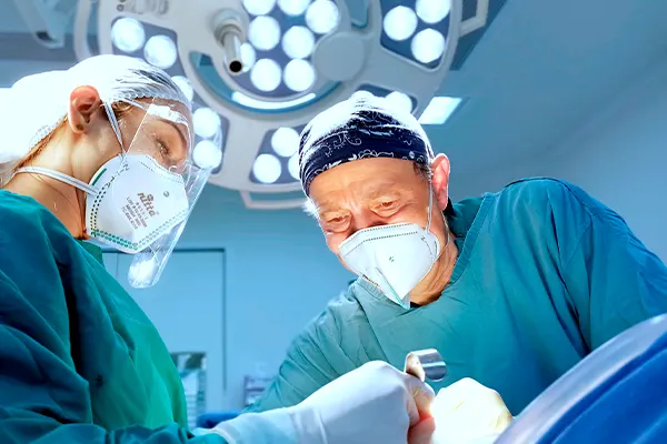 Img-cirujano-plastico-en-medellin-Nosotros-2